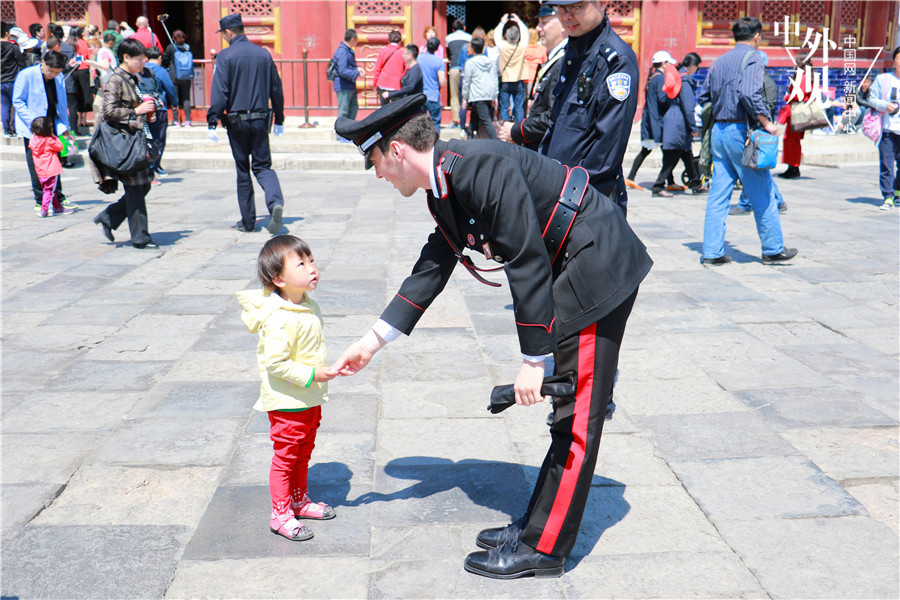 中意警员在北京天坛进行警务联合巡逻