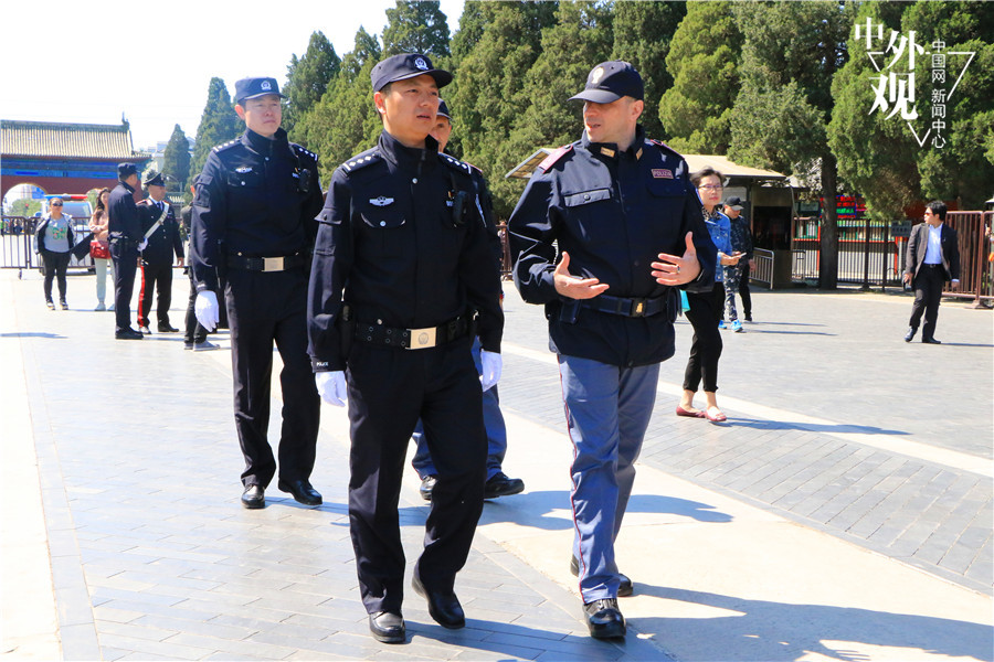 中意警员在北京天坛进行警务联合巡逻