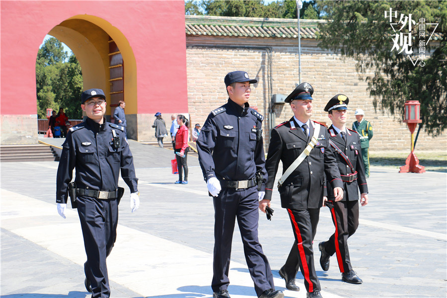 中意警员在北京天坛进行警务联合巡逻