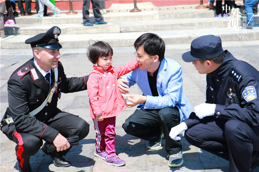 中意警员在北京天坛进行警务联合巡逻