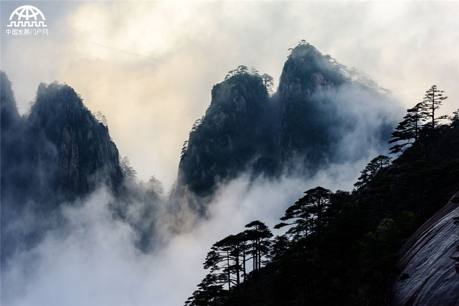 雨后黄山展现空灵飘逸之美