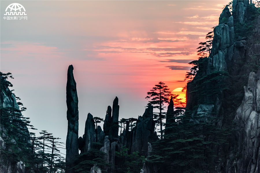 黄山:蓝天白云青松红花 撩人的春天风景