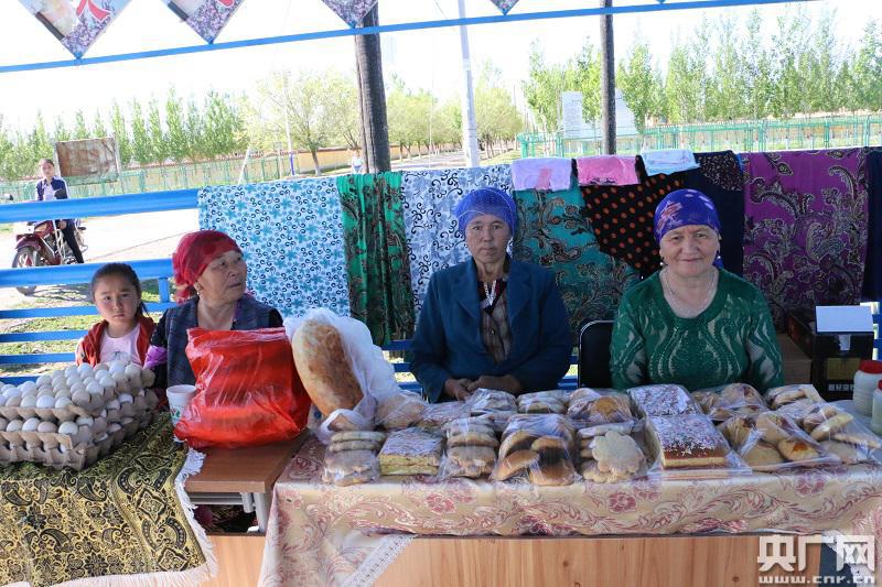全国最小巴扎开张 助力哈萨克族村民实现脱贫