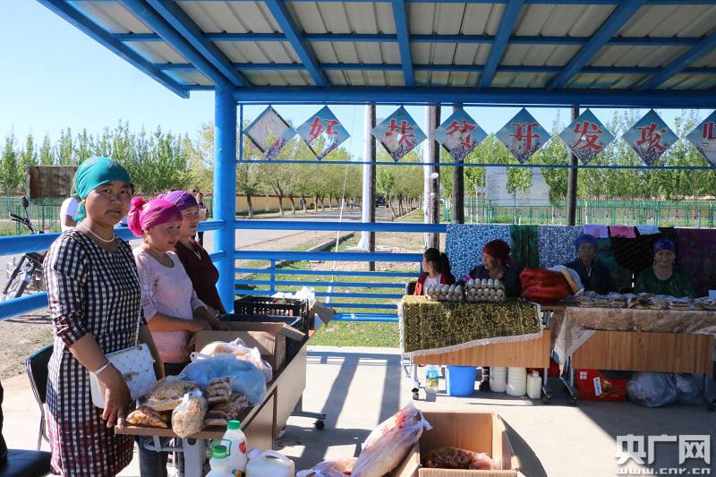 全国最小巴扎开张 助力哈萨克族村民实现脱贫 全国最小巴扎开张 助力哈萨克族村民实现脱贫