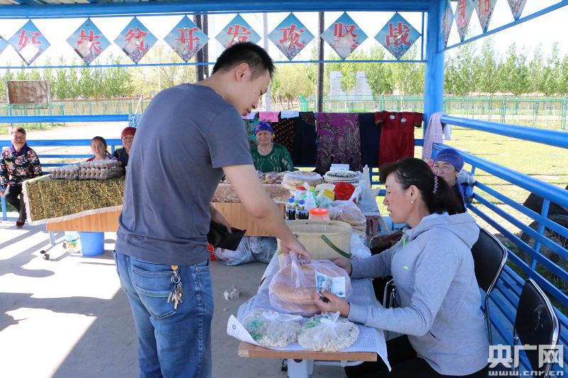 全国最小巴扎开张 助力哈萨克族村民实现脱贫 全国最小巴扎开张 助力哈萨克族村民实现脱贫