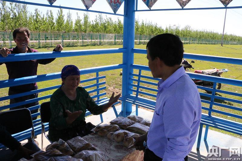 全国最小巴扎开张 助力哈萨克族村民实现脱贫