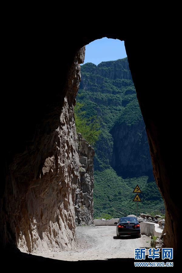 太行山“掛壁公路”