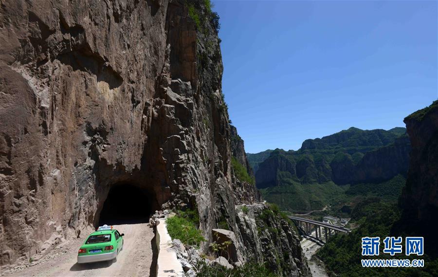 太行山“掛壁公路”