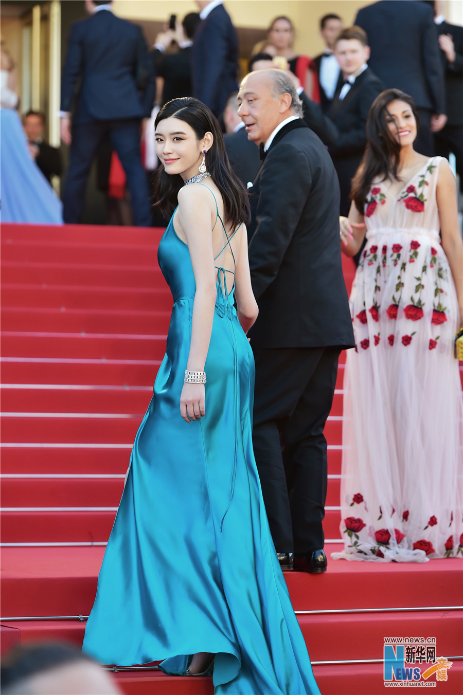 奚梦瑶亮相第70届戛纳电影节红毯，身穿吊带蓝裙，超模气场全开，大秀纤腰美背，高贵典雅尽显女神魅力。
