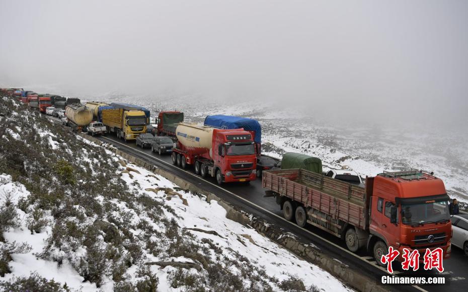 四川康定高海拔地区现低温天气 折多山降雪_中