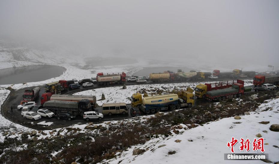 四川康定高海拔地区现低温天气 折多山降雪_中