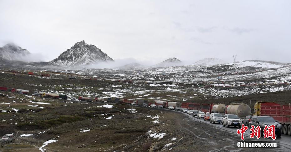 四川康定高海拔地区现低温天气 折多山降雪_中