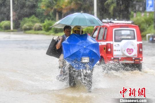 台风'苗柏'致广东多地水浸 雨水倒灌进车站