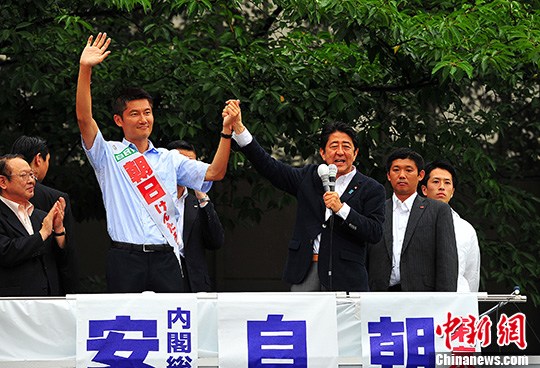 图为日本首相安倍晋三当天在东京的中野车站为自民党的候选人站台拉票。 <a target=&apos;_blank&apos; href=&apos;http://www.chinanews.com/&apos;><p align=