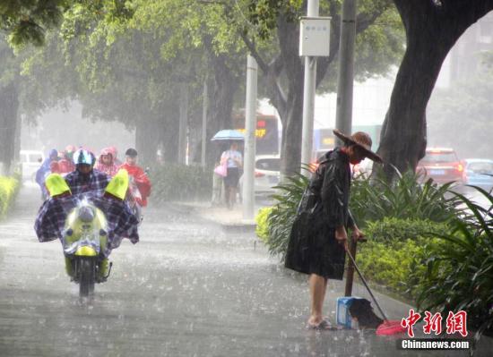 6月16日，广西柳州市遭暴雨侵袭，一名清洁工在雨中扫地。 <a target=&apos;_blank&apos; href=&apos;http://www.chinanews.com/&apos;><p align=