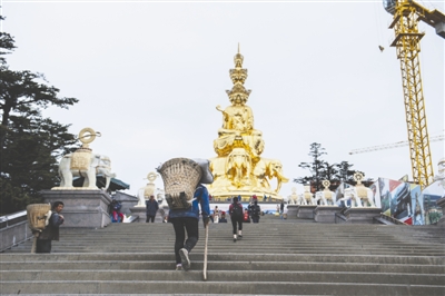 峨眉山金顶女背工 每天背一吨多建材上山(图)