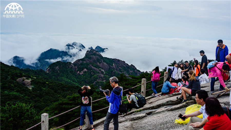 安徽:雨后黄山现云海大观