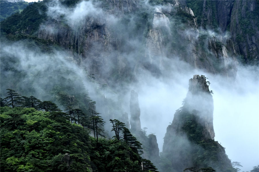 雨后黄山更奇绝 夏日瀑布云海美景醉人