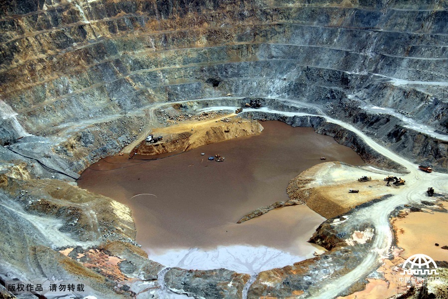 华东第一大露天矿坑安徽马鞍山南山铁矿 深度达210米