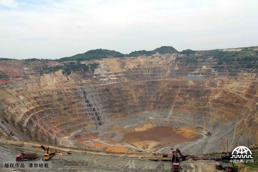 华东第一大露天矿坑安徽马鞍山南山铁矿 深度达210米