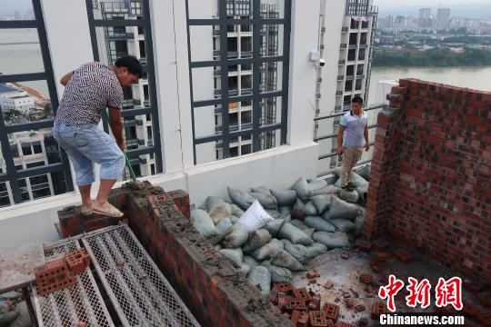 廣西居民航拍樓頂違建舉報至城管后被強拆（圖）