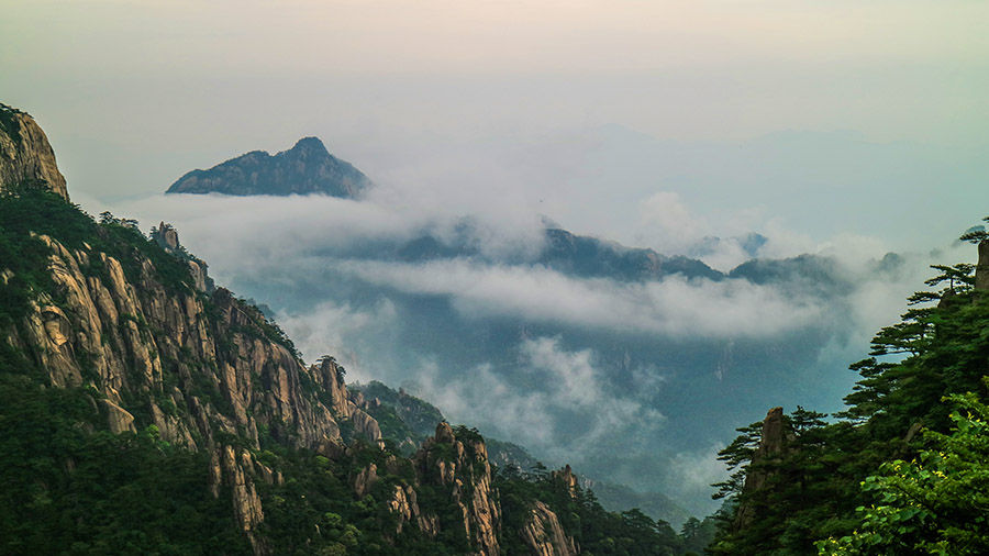 山水相间,互映生辉,处处入画.另有云际峰下白云溪,东流汇人桃花溪.