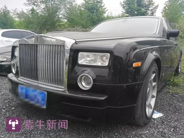 Nanjing's luxury car cemetery ' Smuggled Rolls-Royce Bentley awaiting scrapping