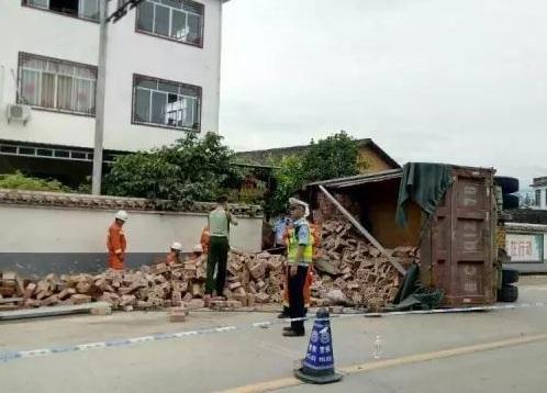 广西桂林1辆卡车侧翻压倒对向三轮车 致3人死亡