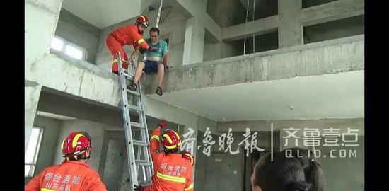 男子看房扭脚被困阁楼 消防员扛梯子爬12层救下