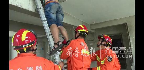 男子看房扭脚被困阁楼 消防员扛梯子爬12层救下