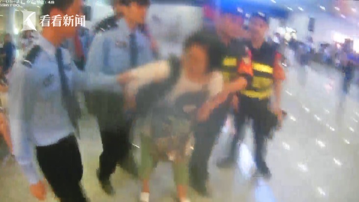 女子大闹高铁站与民警大打出手 称被安检仪扫到会死