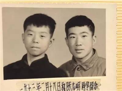 ▲高满福19岁的发小陈志明（左）在地震中遇难。新京报记者 李兴丽 摄