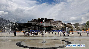 Tourists are seen at Potala Palace Square in Lhasa, southwest China's Tibet Autonomous Region, July 10, 2011. Tourist arrivals to Lhasa rose by 42.13 percent year-on-year to reach 1.22 million in the first half of 2011, bringing in more than 1.18 billion yuan (US$182 million) in revenue