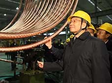 Chinese Premier Wen Jiabao visits a factory in southwest China's Chongqing Municipality December 21, 2008.[Xinhua News Agency]