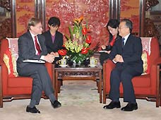 Chinese Premier Wen Jiabao (R) meets with President of the World Bank Robert Zoellick in Beijing, capital of China, on December 16, 2008. [Xinhua Photo]
