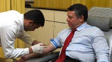 Jordan's King Abdullah (R) donates blood for Palestinians in Gaza, in Amman December 29, 2008.[Xinhua]