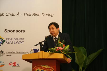 Yuming Liu, chief of CnDG's Program, introducing CnDG to the attendees of the 2008 Asia-Pacific Country Gateway (CG) forum. The forum was held in Hanoi, the capital of Vietnam, from December 1 to December 5. CnDG was invited to attend the forum and share experiences with other CGs.