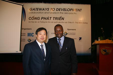 Yuming Liu (L1), chief of CnDG's program, and Franscis Dogo (R1), senior director of Development Gateway Foundation, posting before the camera during the 2008 Asia-Pacific Country Gateway (CG) forum. The forum was held in Hanoi, the capital of Vietnam, from December 1 to December 5. CnDG was invited to attend the forum and share experiences with other CGs.