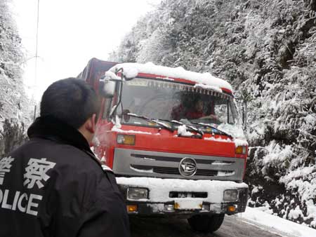 Ice storms snarl road traffic in Tongren city, Guizhou province, on January 8, 2009. Heavy snow returned over the past two days to large parts of central and south China which were hit by killer snow storms last year.