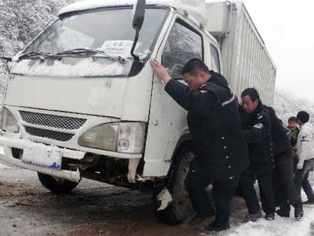 Ice storms snarls road traffic in Tongren city, Guizhou province in China, on January 8, 2009. Heavy snow has returned to large parts of central and south China, which were hit by killer storms last year, over the past two days. 