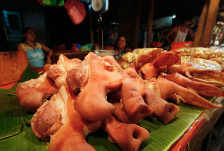 Vendors sell pork at a market in Manila, capital of the Philippines, on January 8, 2009. A team of international experts is investigating the Ebola Reston virus found in pigs at two farms in the northern Philippines, the World Health Organization (WHO) said on Thursday.