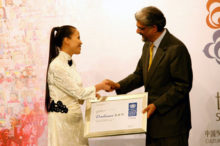 United Nations resident representative in China Khalid Malik (R) presents the certificate to Chinese singer Zhu Zheqin when she was named as the United Nations Development Programme China National Goodwill Ambassador in Beijing, capital of China, Jan. 9, 2009. Zhu Zheqin, also known as Dadawa, was named the ambassador to enhance the protection of China's ethnic minority cultures.