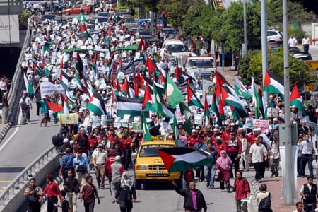 Demonstrators march to the United States Embassy to Malaysia to hold a protest against the US support for Israel's continued military attacks on the Palestinians in the Gaza Strip, in Kuala Lumpur, Jan. 9, 2009. 