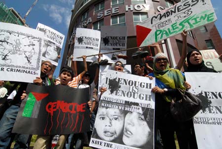 People hold a demonstration in front of the United States Embassy to Malaysia to protest against the US support for Israel's continued military attacks on the Palestinians in the Gaza Strip, in Kuala Lumpur, Jan. 9, 2009. 