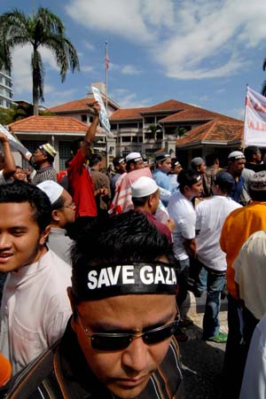  People hold a demonstration in front of the United States Embassy to Malaysia to protest against the US support for Israel's continued military attacks on the Palestinians in the Gaza Strip, in Kuala Lumpur, Jan. 9, 2009. 