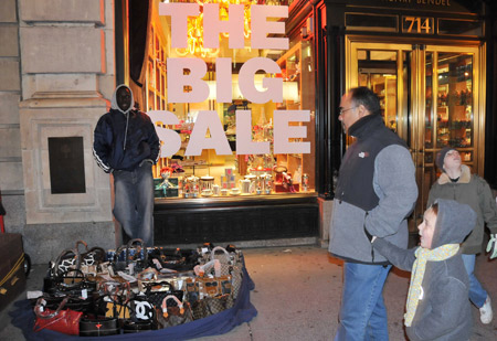 Photo taken on Dec. 25, 2008 shows an unlicensed vendor selling bags on a street in New York, the United States. The unemployment rate of the United States reached 7.2 percent in December, 2008, a nearly 16-year high, as non-agricultural employers slashed 524,000 jobs, bringing the job losses in 2008 to 2.6 million, the Labor Department said Friday.