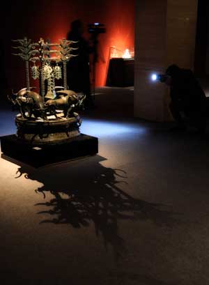 Photo taken on Jan. 10, 2009 shows bronze exhibits during an arts and crafts exhibition at the Art Gallery of China in Beijing, capital of China, Jan. 9, 2009.