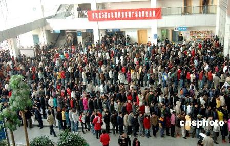 People crowd in the ticket hall at Fuzhou Railway Station in southeast China's Fujian Province to buy train tickets home on January 11, 2009, the first day of China's Spring Festival travel rush. [cnsphoto]