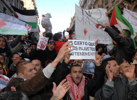 People take part in a demonstration on January 11, 2009 in Madrid, capital of Spain, to protest against Israeli's continued military attacks on the Palestinians in the Gaza Strip. [Xinhua]