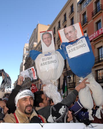 People take part in a demonstration on January 11, 2009 in Madrid, capital of Spain, to protest against Israeli's continued military attacks on the Palestinians in the Gaza Strip. [Xinhua]